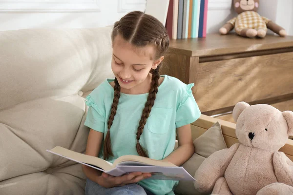 Bonito Livro Leitura Menina Sofá Casa — Fotografia de Stock