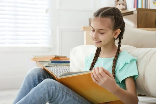 Linda Niña Leyendo Libro Cerca Sofá Casa — Foto de Stock