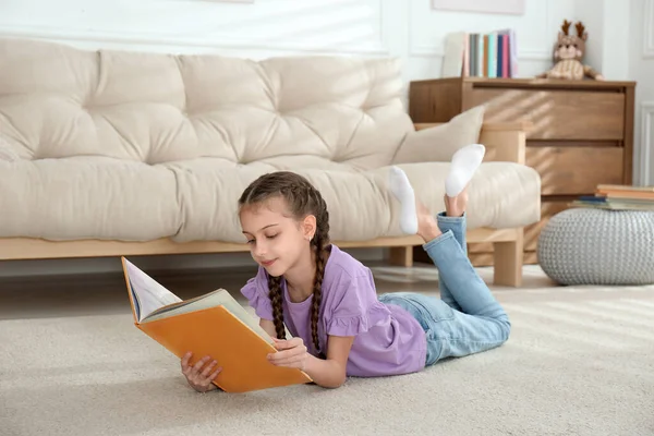 Χαριτωμένο Κοριτσάκι Ανάγνωση Βιβλίο Στο Πάτωμα Στο Σπίτι — Φωτογραφία Αρχείου