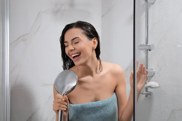 Schöne Junge Frau Mit Handtuch Singt Unter Der Dusche — Stockfoto