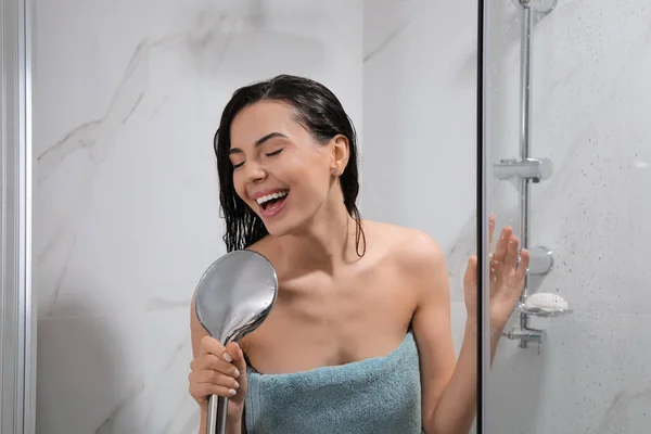 Hermosa Joven Con Toalla Cantando Mientras Toma Ducha — Foto de Stock