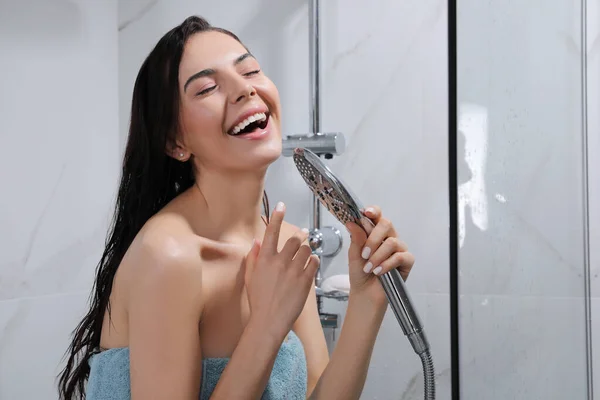 Beautiful Young Woman Towel Singing While Taking Shower — Stock Photo, Image