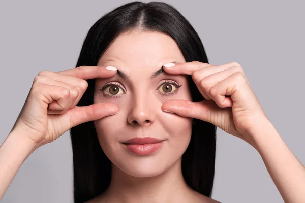 Жінка Перевіряє Стан Свого Здоров Сірому Фоні Жовті Очі Симптом — стокове фото