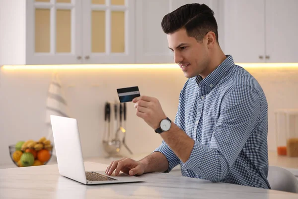 Mężczyzna Korzystający Laptopa Karty Kredytowej Płatności Online Przy Stole Kuchni — Zdjęcie stockowe