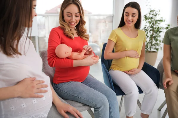 Hamile Bir Grup Kadın Evde Hamile Kalan Anneler Için Kurslarda — Stok fotoğraf