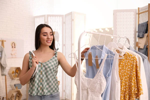 Mulher Escolhendo Vestido Para Comprar Showroom — Fotografia de Stock