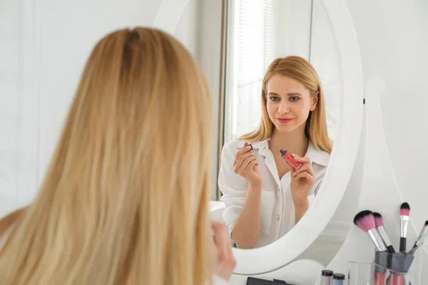 Mulher Bonita Aplicando Maquiagem Perto Espelho Quarto — Fotografia de Stock