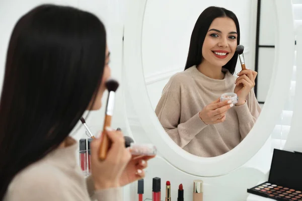 Vacker Kvinna Tillämpa Smink Nära Spegel Rummet — Stockfoto