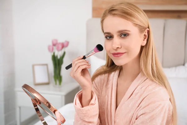 Belle Femme Avec Miroir Appliquant Maquillage Dans Chambre — Photo