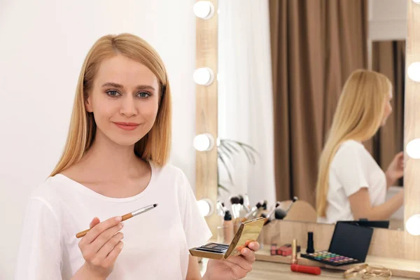 Belle Femme Appliquant Maquillage Près Miroir Dans Chambre — Photo