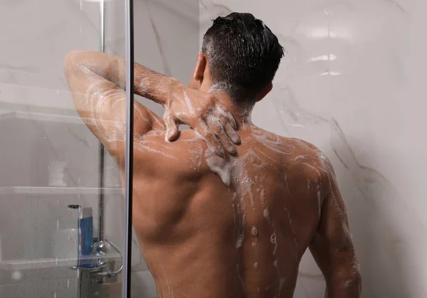 Hombre Tomando Ducha Con Gel Casa — Foto de Stock