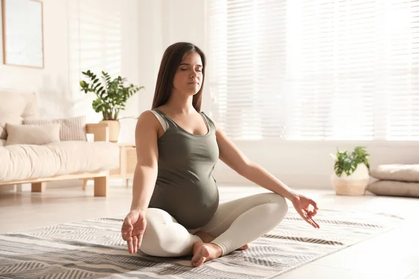 Jonge Zwangere Vrouw Beoefent Thuis Yoga — Stockfoto