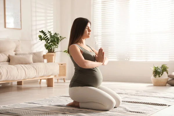 Jonge Zwangere Vrouw Beoefent Thuis Yoga — Stockfoto