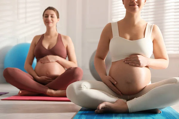 Grupo Mujeres Embarazadas Que Practican Yoga Gimnasio Primer Plano —  Fotos de Stock