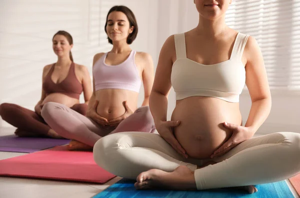 Grupa Kobiet Ciąży Ćwiczących Jogę Siłowni Zbliżenie — Zdjęcie stockowe