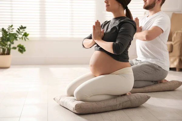 Tânără Însărcinată Soţul Practicând Yoga Acasă Aproape Spațiu Pentru Text — Fotografie, imagine de stoc