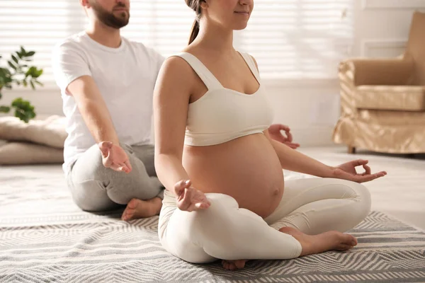 Femeie Însărcinată Tânără Soțul Practicând Yoga Acasă Closeup — Fotografie, imagine de stoc