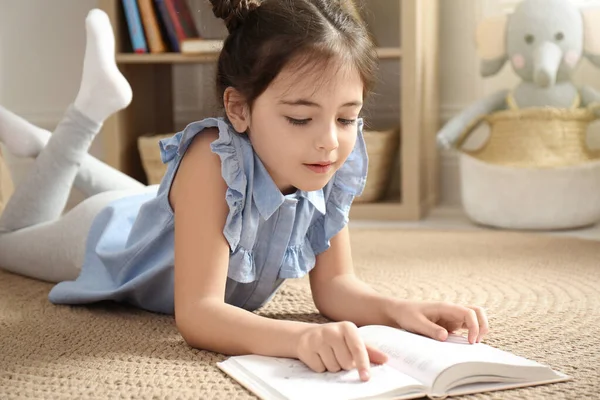 Μικρό Κορίτσι Διαβάζει Βιβλίο Στο Πάτωμα Στο Σπίτι — Φωτογραφία Αρχείου
