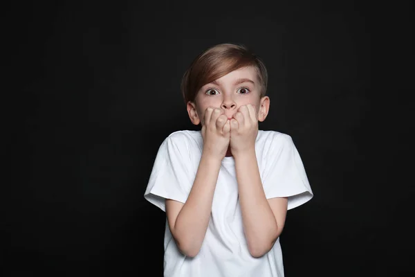 Kleiner Junge Spürt Angst Auf Schwarzem Hintergrund — Stockfoto