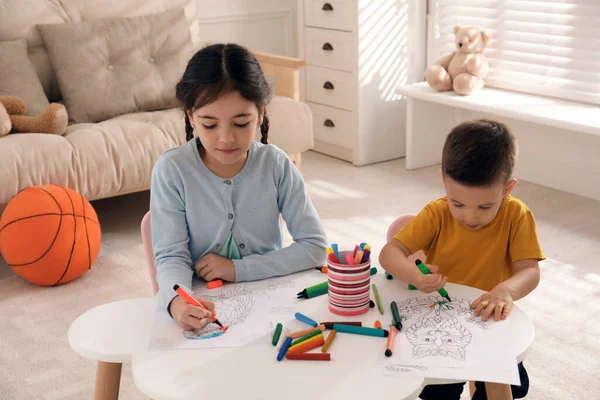 Lindos Niños Dibujos Para Colorear Mesa Habitación — Foto de Stock