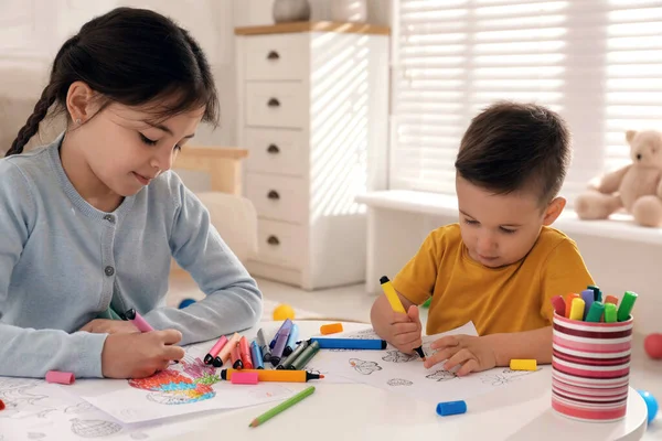 Lindos Niños Para Colorear Dibujo Mesa Habitación — Foto de Stock