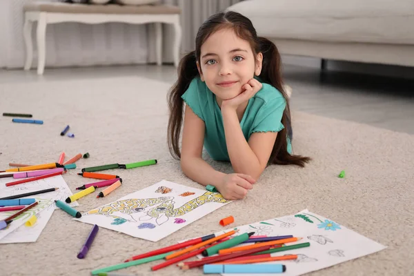 아이들 바닥에서 색칠을 모습은 귀엽다 — 스톡 사진