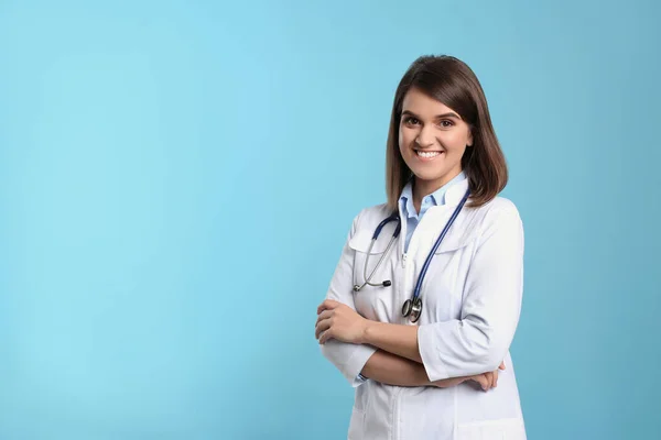 Pédiatre Avec Stéthoscope Sur Fond Bleu Clair Espace Pour Texte — Photo