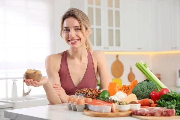 Kobieta Zdrowym Jedzeniem Kuchni Dieta Ketonowa — Zdjęcie stockowe