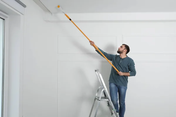 Jovem Homem Pintura Teto Com Tintura Branca Dentro Casa — Fotografia de Stock