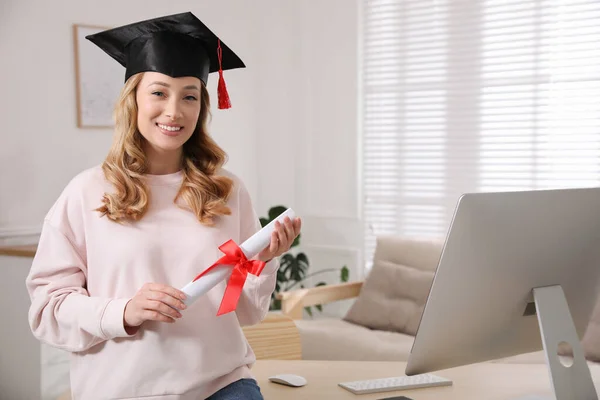 Estudante Feliz Com Chapéu Graduação Diploma Local Trabalho Escritório — Fotografia de Stock