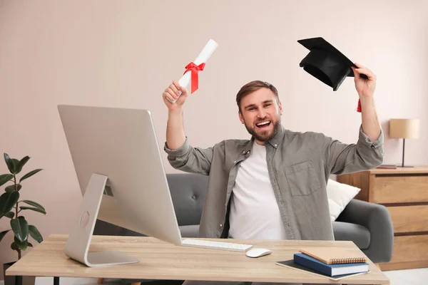 Emotionele Student Met Afstudeerhoed Diploma Kantoor — Stockfoto