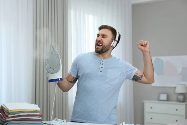 Hombre Escuchando Música Mientras Plancha Casa — Foto de Stock