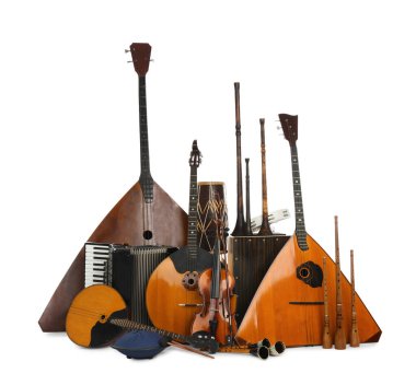 Beyaz arkaplanda farklı müzik aletleri seti