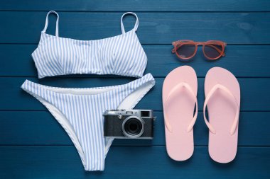 Mavi ahşap zemin üzerinde farklı plaj nesneleri, düz yatıyordu