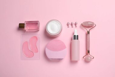 Pembe arka planda cilt bakım ürünleri ve aksesuarları ile düz konum