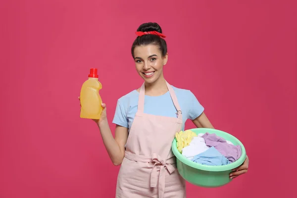 Housewife Holding Bottle Cleaning Product Basin Clothes Pink Background — Stock Photo, Image