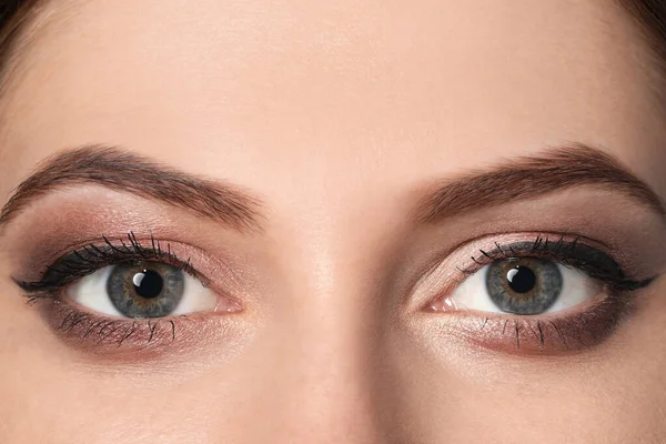 Schöne Frau Mit Schwarzem Eyeliner Nahaufnahme — Stockfoto