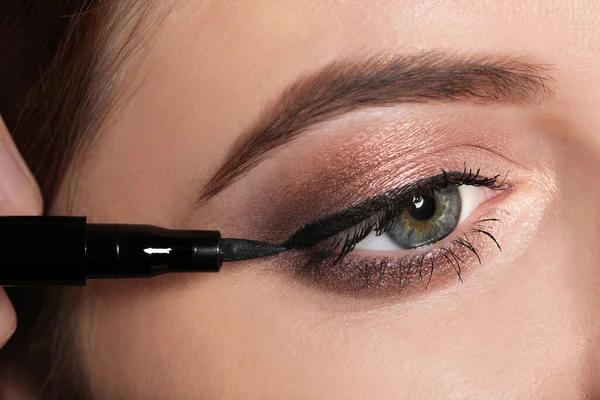 Καλλιτέχνης Εφαρμογή Μαύρο Eyeliner Στο Πρόσωπο Της Γυναίκας Closeup — Φωτογραφία Αρχείου