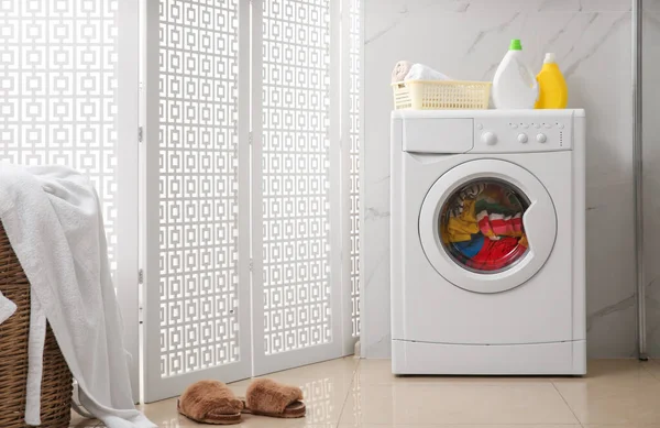バスルームで服を着たモダンな洗濯機 — ストック写真