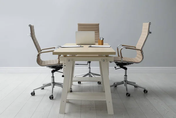 Igazgatói Iroda Nagy Asztallal Kényelmes Fotelekkel Belső Kialakítás — Stock Fotó
