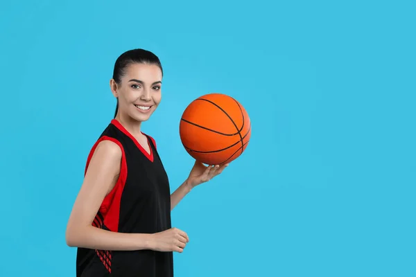 Basket Spelare Med Boll Ljusblå Bakgrund — Stockfoto