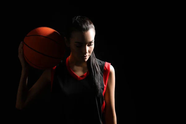 黒を背景にボールを持つバスケットボール選手 テキストのスペース — ストック写真