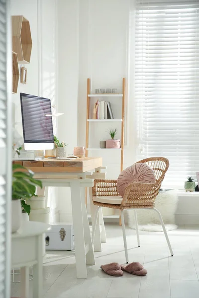 Intérieur Élégant Bureau Domicile Avec Lieu Travail Confortable — Photo