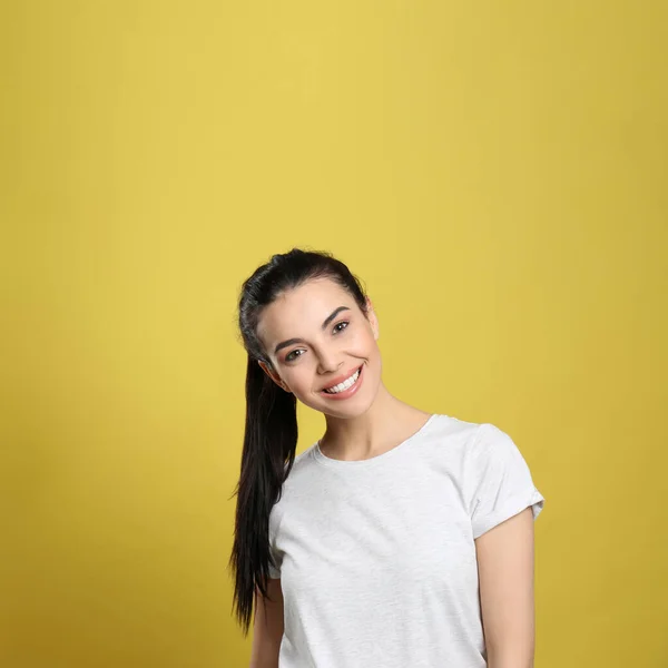 Retrato Jovem Feliz Com Belo Cabelo Preto Sorriso Encantador Fundo — Fotografia de Stock