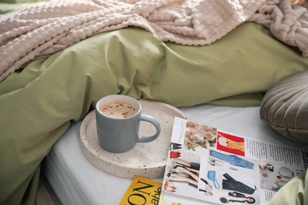 Café Aromático Revistas Cama Con Ropa Cama Interiores — Foto de Stock