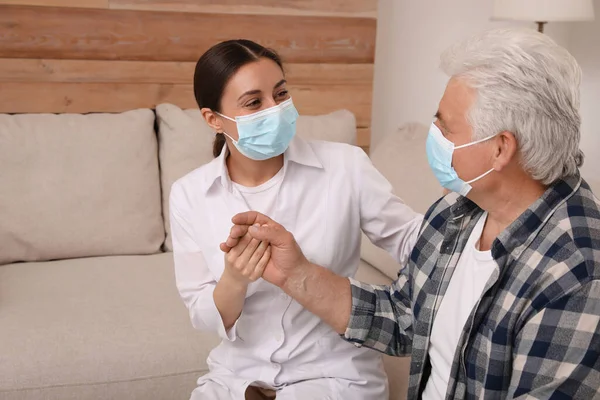 Doctor Cuidando Hombre Mayor Con Máscara Protectora Asilo Ancianos — Foto de Stock