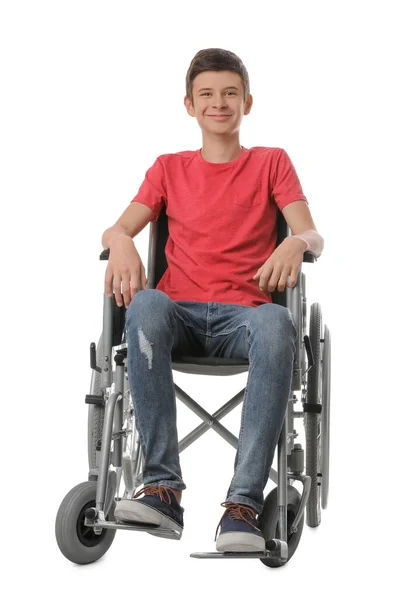坐在白色背景轮椅上的十几岁男孩 — 图库照片