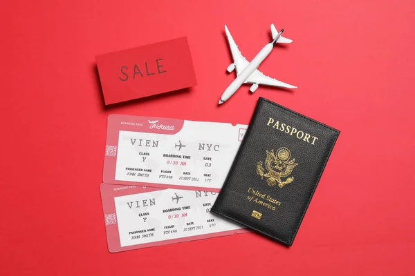Vliegtickets Paspoort Vliegtuigmodel Sale Kaart Rode Achtergrond Plat Gelegd — Stockfoto