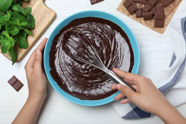 Mujer Haciendo Deliciosa Crema Chocolate Mesa Madera Blanca Vista Superior — Foto de Stock