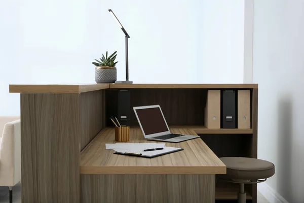 Stylový Moderní Dřevěný Stůl Notebookem Uvnitř Recepční Pracoviště — Stock fotografie